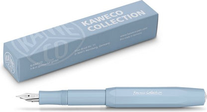 Kaweco - Cadeauset - 4delig - Kaweco Vulpen COLLECTION Sport fountain pen - Mellow Blue - Extra Fine - Extra Fine - Nostalgic Octagonal Clip Chrome - Zwart Vintage blikje - Doosje Royal Blue - Doosje zwarte Vullingen