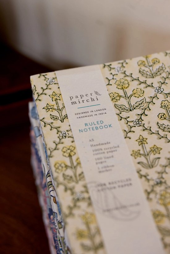 Paper Mirchi - Blokgedrukt Gelijnd Notitieboek (A5) - Bloemenrooster Botercrème